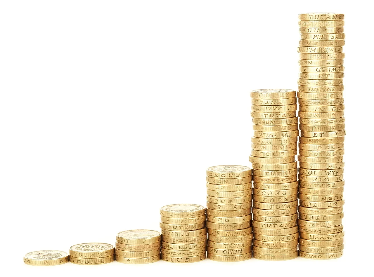Rostoucí sloupce mincí symbolizující finanční plán